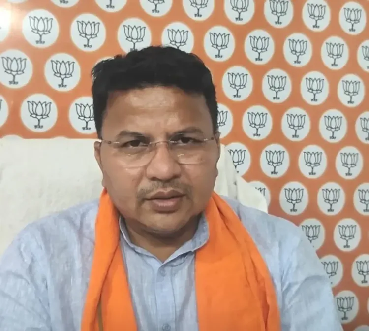 ज्योतिर्मय सिंह महतो का अभिषेक बनर्जी पर हमला: पहले बंगाल की सरकार बचाएं, फिर राजनीति करें