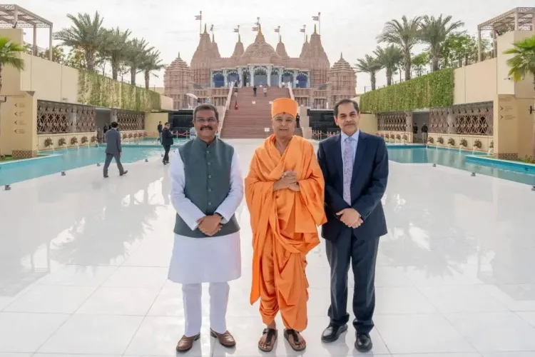 क्या धर्मेंद्र प्रधान अबू धाबी के बीएपीएस हिंदू मंदिर में चमत्कार देख रहे हैं?