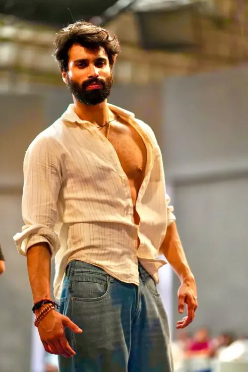 'द मॉन्स्टर माइंड्स' से बॉलीवुड डेब्यू करेंगे आदित्य सिंह सुदर्शन, आचार्य सुदर्शन जी महाराज के हैं पोते