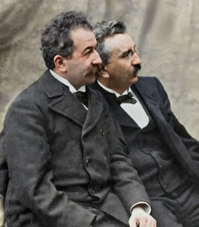 क्या 130 साल पहले ल्यूमियर बंधुओं ने पेरिस में पहली बार सशुल्क फिल्म का प्रदर्शन किया?