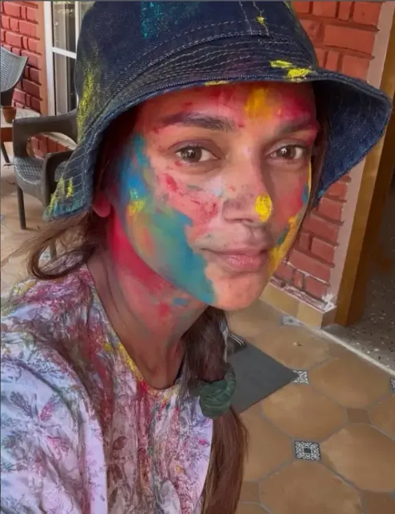 Aditi Rao Hydari Celebrates Holi with Friends, Missing Hubby Siddharth