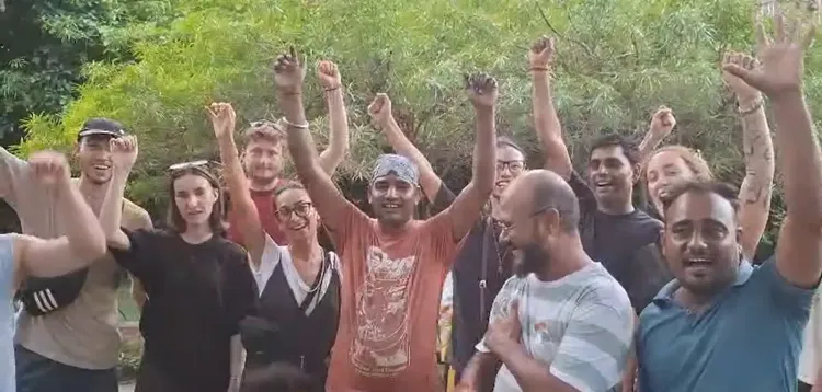 आगरा के दशहरा घाट पर विदेशी पर्यटकों ने किया गणेश विसर्जन, भारतीय संस्कृति की सराहना