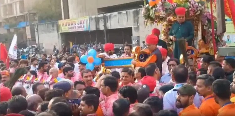 अहमदाबाद में देवी भद्रकाली की भव्य शोभायात्रा में हजारों लोगों की भीड़, सांसद दिनेश मकवाना की उपस्थिति