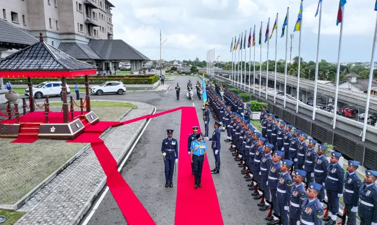 Air Chief Marshal AP Singh receives Guard of Honour at SLAF HQ, pays tribute to IPKF martyrs