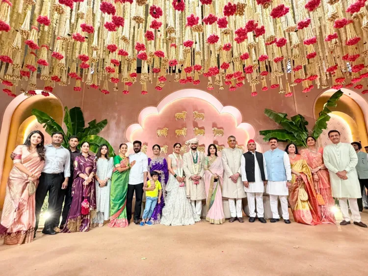 Akhilesh Yadav attends Pawar family wedding in Mumbai