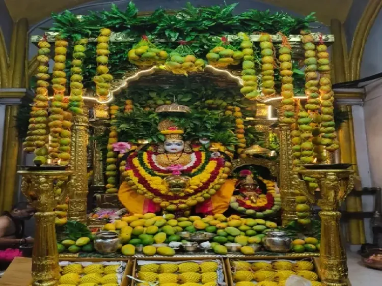 अक्षय तृतीया पर मुंबादेवी मंदिर में आम महोत्सव का आयोजन, आमों से सजाई गई मां की मूर्ति