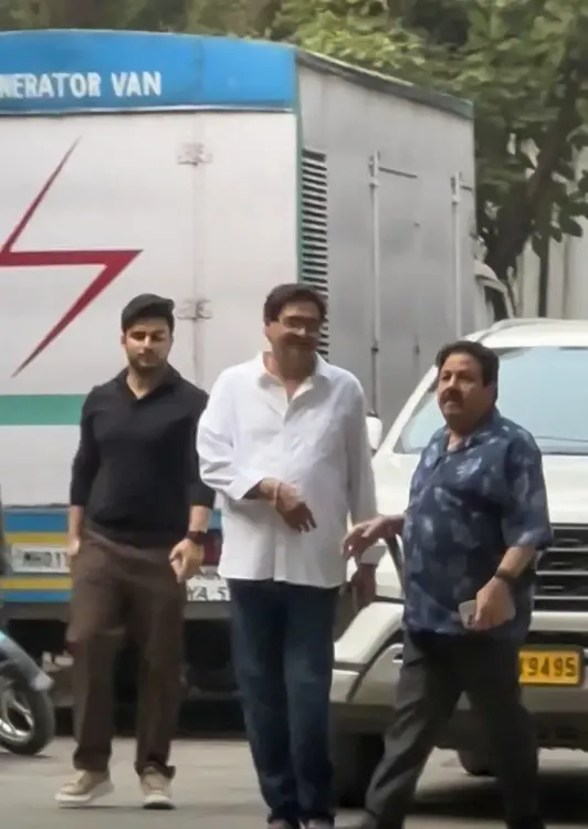 Did Allu Arjun's father Allu Aravind visit the Deol family to offer condolences after Dharmendra's passing?