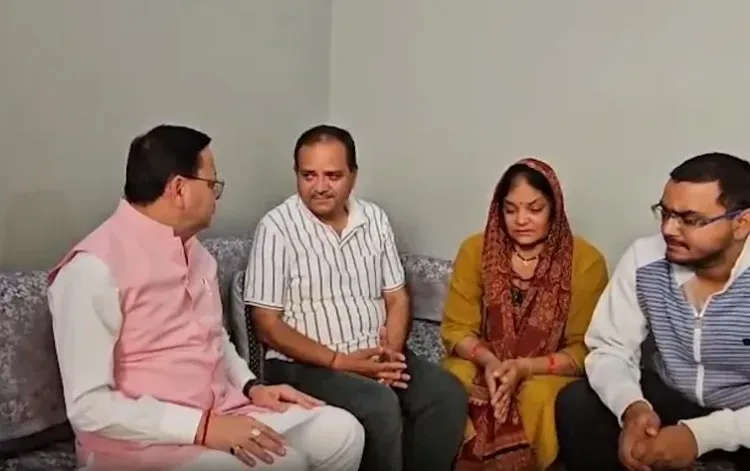 शहीद लेफ्टिनेंट बिरेश्वर गोस्वामी के परिजनों से मिले CM धामी, सरकारी मदद का दिया आश्वासन