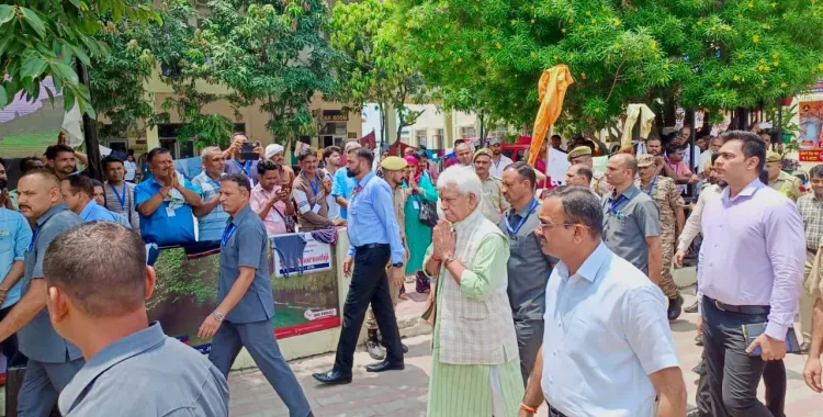 Amarnath Yatra crosses 3 lakh pilgrims in 12 days; L-G Sinha reviews Jammu facilities