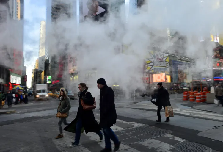 क्या अमेरिका में बर्फीले तूफान ने 16 राज्यों में इमरजेंसी का ऐलान कर दिया?