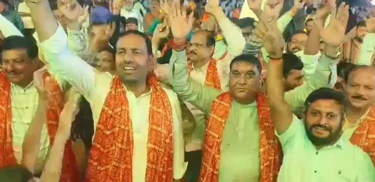 अमरेली में केसरियो शरदोत्सव: ऊर्जा मंत्री वेकरिया, सांसद-विधायकों संग खिलाड़ियों ने खेला गरबा