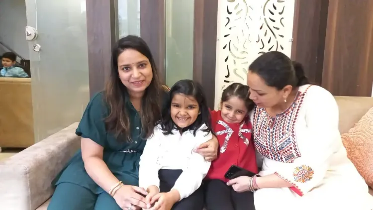 क्या अमृतसर की दो मासूम बच्चियों ने कला प्रदर्शनी से बाढ़ पीड़ितों की मदद कर सबको प्रेरित किया?