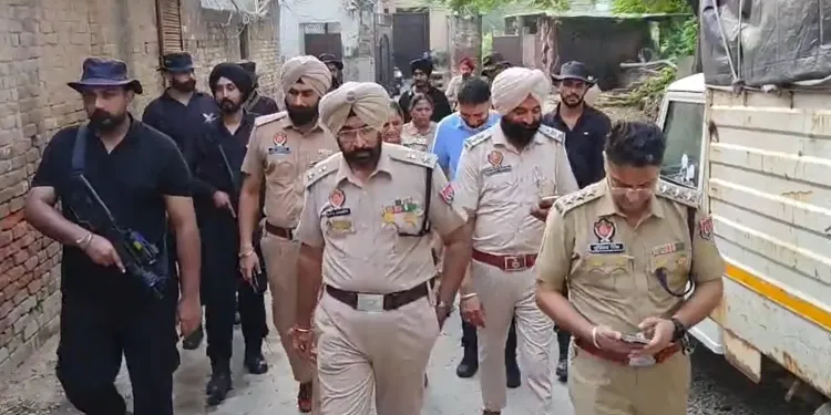 अमृतसर के अनगढ़ में नशे पर पुलिस का बड़ा प्रहार: 150 जवानों ने मारे छापे, 10 संदिग्ध हिरासत में, 8-10 वाहन जब्त