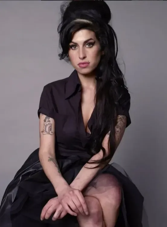Did Amy Winehouse's father apologize in court over an outburst?