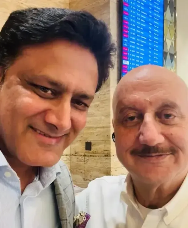 अनिल कुंबले से एयरपोर्ट पर अनुपम खेर की अनोखी मुलाकात