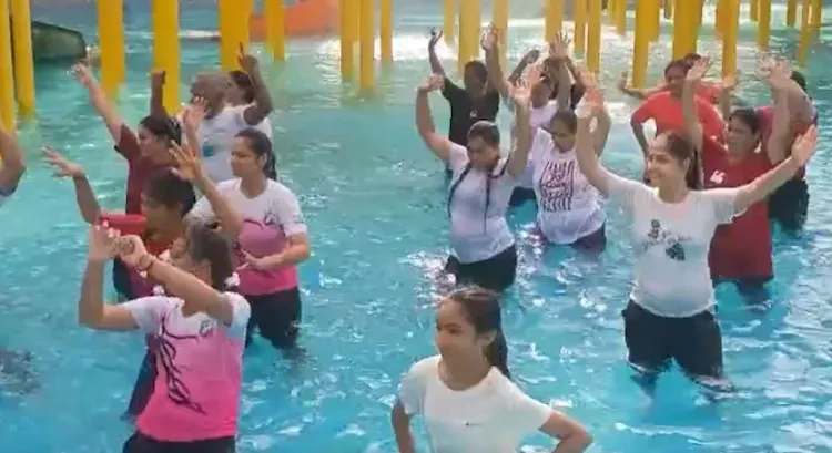 अंतरराष्ट्रीय योग दिवस पर जल योग और 'वाटर योगा गरबा' की अनूठी छटा, खंडवा-अहमदाबाद में उमड़ा उत्साह