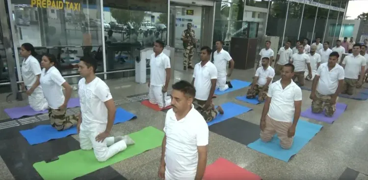 अंतरराष्ट्रीय योग दिवस 2025 से पहले जम्मू एयरपोर्ट पर योग शिविर, CISF और कर्मचारियों ने किया अभ्यास