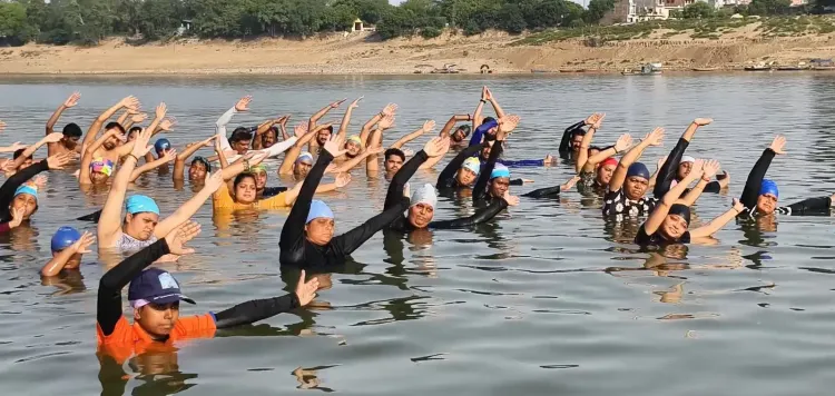 अंतरराष्ट्रीय योग दिवस 2026: प्रयागराज में यमुना के बरगद घाट पर 'जल योग', तैराकों ने किया अनोखा अभ्यास
