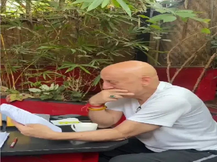 अनुपम खेर की भावनात्मक वापसी: थिएटर से फिर शुरू हुआ अभिनय का सफर