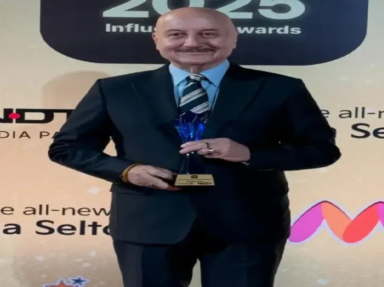 क्या अनुपम खेर को मिला एक और पुरस्कार, उनकी बेहतरीन कृति के लिए?