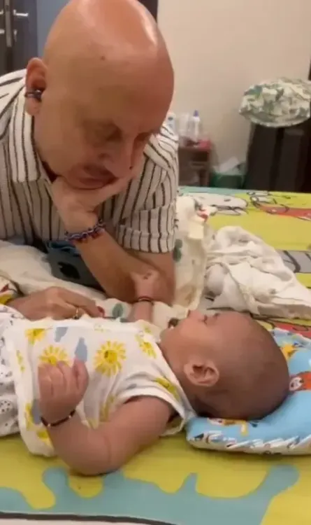 क्या अनुपम खेर ने परिवार की चौथी पीढ़ी से मुलाकात की?