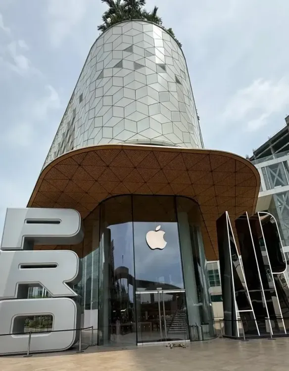 Did Apple 'Pro' and 'Air' Retail Art Installations Captivate India During iPhone 17 Launch?