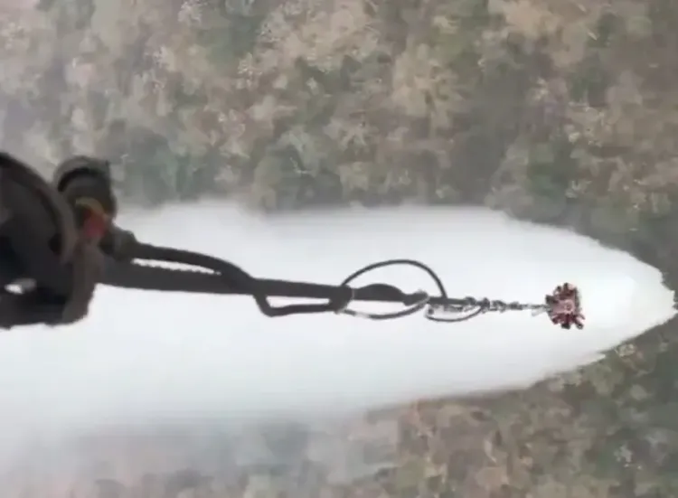 अरुणाचल प्रदेश के जंगलों में आग बुझाने के लिए वायुसेना ने हेलिकॉप्टर से पानी गिराया