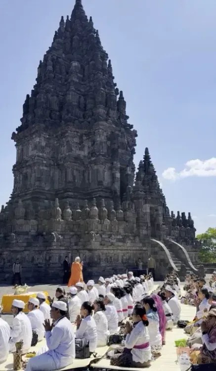 PM Modi offers prayers at Prambanan Temple, 'Om Namah Shivay' chants fill the air