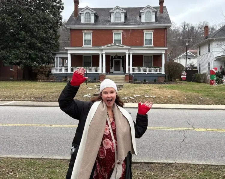 Ashley Judd visits ancestral home, shares the history of her town
