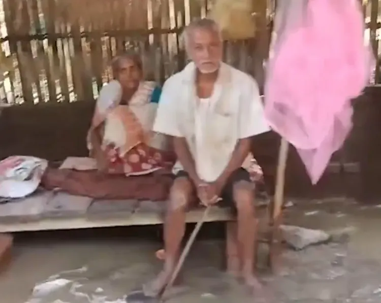 शिवसागर बाढ़: 16 दिनों से तख्तों पर जीवन, AGP और महिला संगठन ने बांटी राहत सामग्री