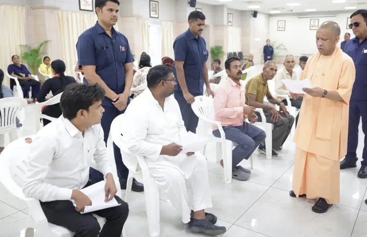 योगी आदित्यनाथ का जनता दर्शन में कड़ा संदेश: अतिक्रमण बर्दाश्त नहीं, मथुरा के मामले में DM को तत्काल कार्रवाई के निर्देश