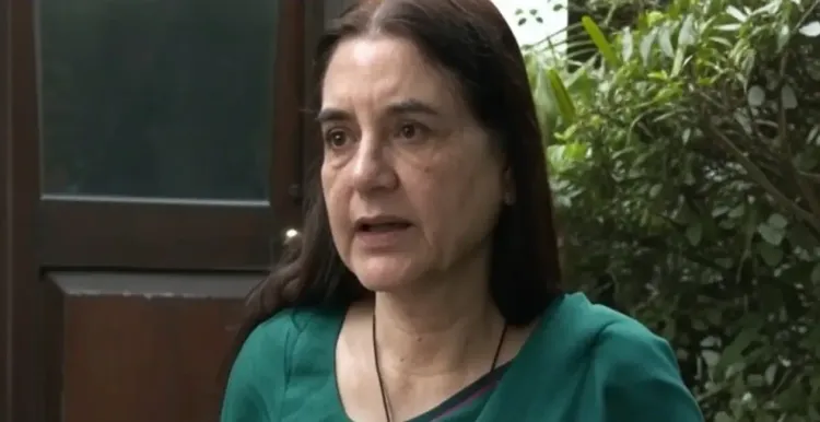 मेनका गांधी ने आवारा कुत्तों के संबंध में सुप्रीम कोर्ट के फैसले पर क्या सवाल उठाए?