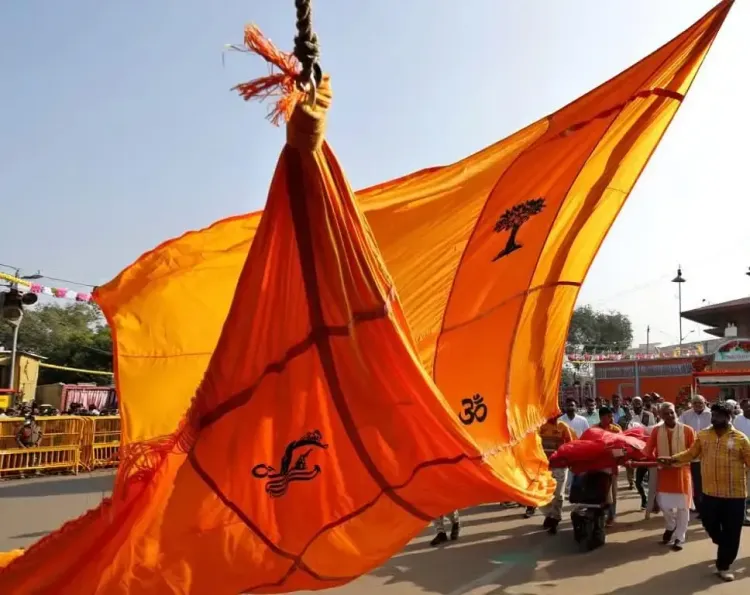क्या अयोध्या ध्वजारोहण समारोह में 20 फीट के केसरिया धर्म ध्वज की पहली तस्वीर आई है?