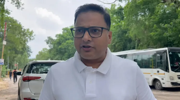 आजम खान के ठिकानों पर ईडी की छापेमारी, विपक्ष बोला — 'भाजपा का काम लोगों को डराना है'