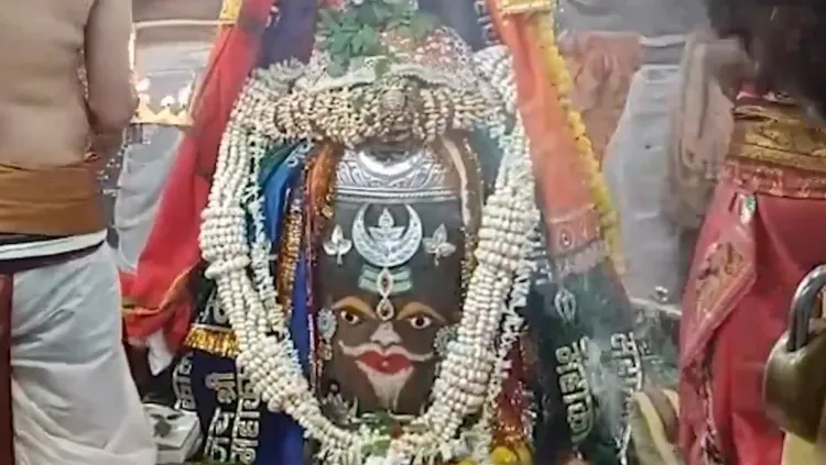 महाकालेश्वर मंदिर में भस्म आरती: भांग-चंदन और आभूषणों से बाबा का दिव्य शृंगार, सावन में उमड़े श्रद्धालु