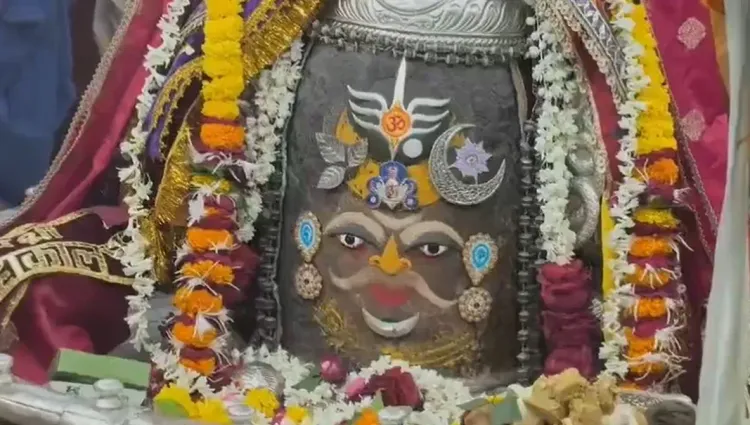 महाकालेश्वर मंदिर में त्रिनेत्र और सूर्य-चंद्र शृंगार के साथ भव्य भस्म आरती, उमड़े हजारों श्रद्धालु