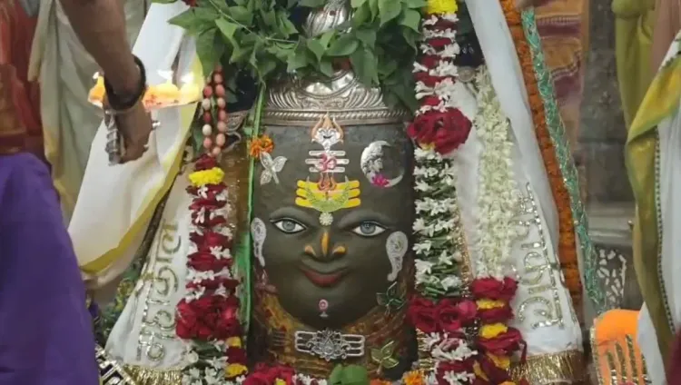 उज्जैन: श्रावण दशमी पर महाकाल का भव्य शृंगार — भांग, त्रिनेत्र, चांदी के मुकुट और मुंड माला से सजे बाबा