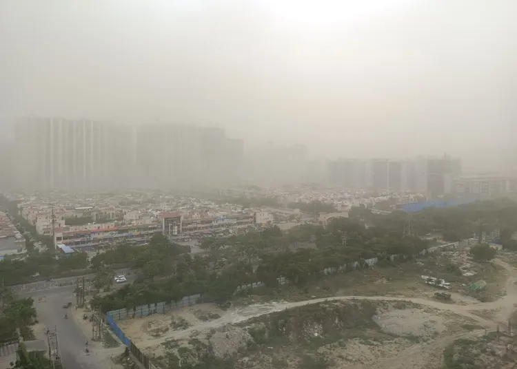 नोएडा-NCR में मौसम बदला: घने बादल और तेज हवाओं से भीषण गर्मी से राहत, 23–28 जून का पूर्वानुमान