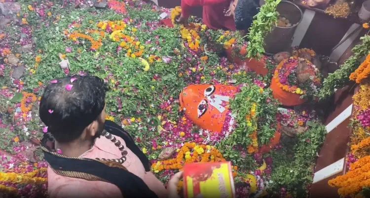 प्रयागराज: बड़े मंगल पर लेटे हुए हनुमान मंदिर में उमड़ी आस्था की बाढ़, सुबह 4 बजे से लगीं कतारें