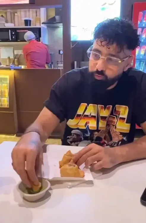 Badshah teaches all what is the correct way to eat a samosa 