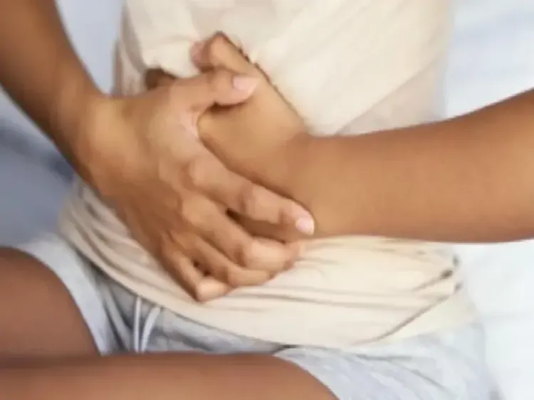 क्या बार-बार नाभि खिसकने की समस्या से जूझ रहे हैं? इस आसनों से पेट दर्द से मिलेगी राहत