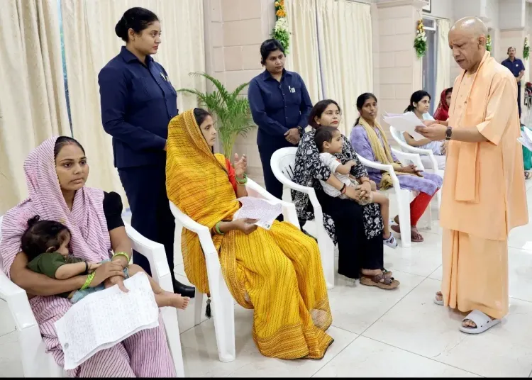 थैलेसीमिया पीड़ित बच्चे की माँ मूसलाधार बारिश में पहुँची जनता दर्शन, CM योगी ने दिया आर्थिक सहायता का भरोसा