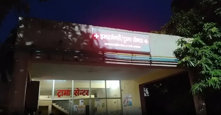 बस्ती में नेशनल हाईवे पर बस-कार की भीषण टक्कर: दो की मौत, एक घायल बीआरडी रेफर