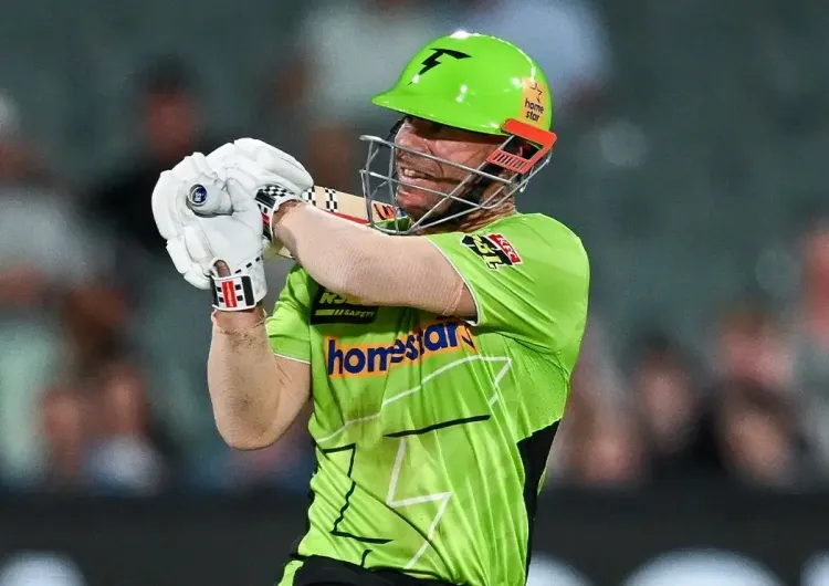 क्या डेविड वॉर्नर की शानदार पारी बेकार हुई? स्ट्राइकर्स ने थंडर्स को 6 रन से हराया