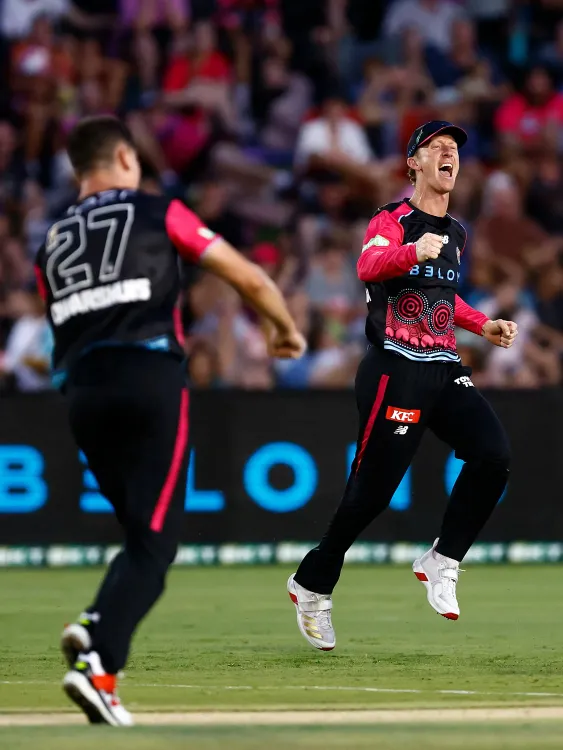 क्या सिडनी सिक्सर्स ने बीबीएल में ब्रिस्बेन हीट को कड़ी टक्कर में हराया?