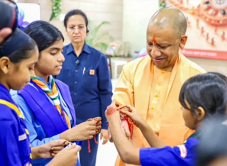 रक्षाबंधन पर CM योगी का ऐलान: यूपी में 1.60 करोड़ बच्चों को यूनिफॉर्म, महिला रोजगार 12% से बढ़कर 36% हुआ