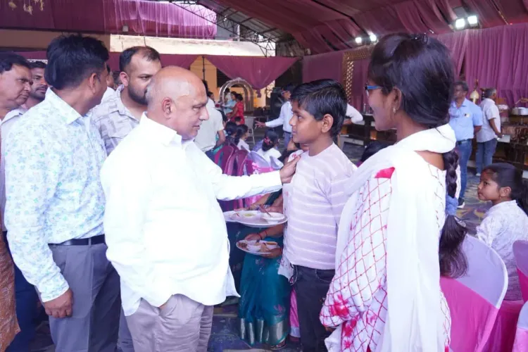 बैतूल में विजय सेवा न्यास ने 59 बेसहारा बच्चों की फीस भरी, हेमंत खंडेलवाल ने परिवारों को भी दी आर्थिक मदद