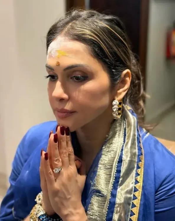 ईशा कोप्पिकर ने घर पर किया रुद्राभिषेक, भगवान शिव से माँगी सुख-समृद्धि और मन की शांति