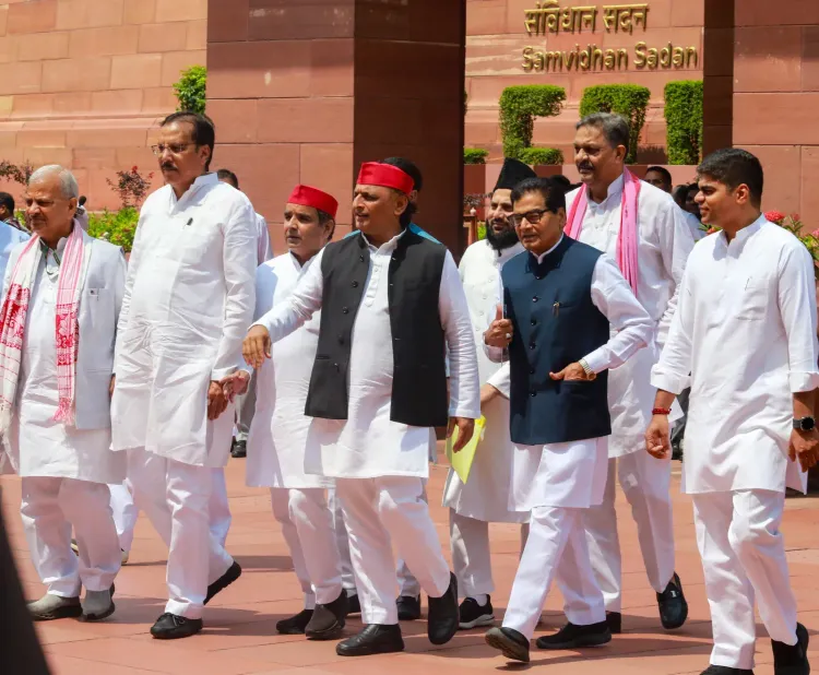 एफसीआरए पर अखिलेश यादव का सरकार से सवाल: भारत का पैसा विदेश जा रहा, रोक क्यों नहीं?