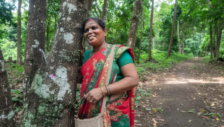क्या भारत की 'लेडी टार्जन' पेड़ों की रक्षा के लिए अपनी जान की परवाह करती हैं?